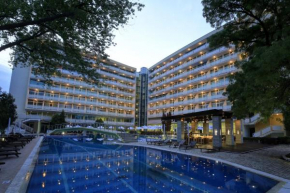 Room in Apartment - Grand Hotel Oasis - All Inclusive One Bedroom Apartment